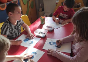 Dzieci malują Syriusza UE.